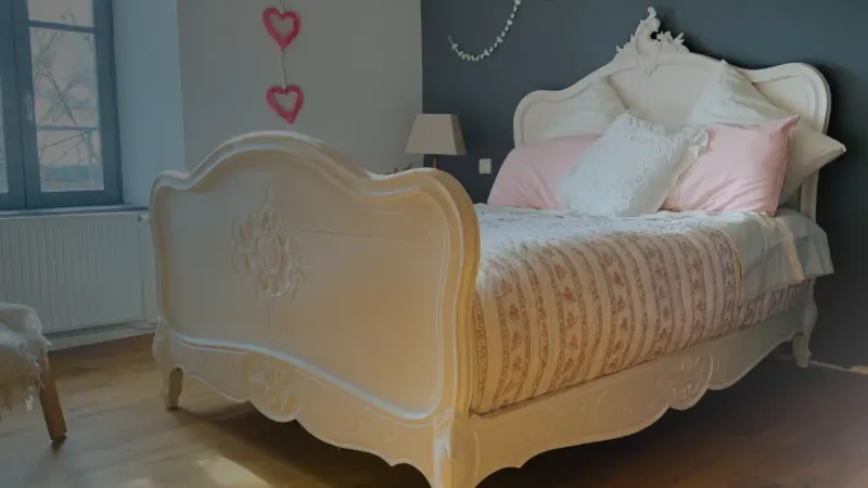 Espace ouvert convivial de la Maison Marthe avec balcon vue montagne et décoration intérieure soignée.