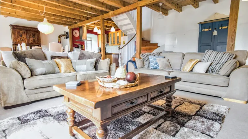 Espace ouvert convivial de la Maison Marthe avec balcon vue montagne et décoration intérieure soignée.